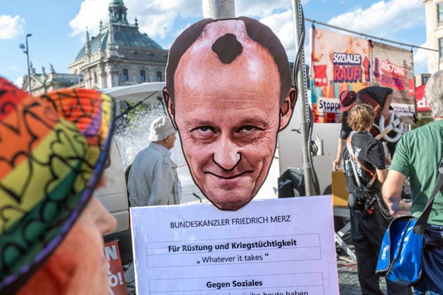Antikriegstag 2026, Motto: Friedensfähig statt kriegstüchtig, Aufruf des DGB, Kundgebung ab 17 Uhr am Stachus, München, 1. September 2026 Deutschland, München, 1. September 2026, Antikriegstag 2026, Motto: Friedensfähig statt kriegstüchtig, Kundgebung ab 17 Uhr am Stachus, anschließend Demozug, Teilnehmer mit Plakaten und Fahnen, Pappfigur Merz, Regenbogenfahne PACE, Aufruf des DGB, Gewerkschaften für Frieden, Demokratie und Freiheit, ca. 250 Teilnehmer, bayerische Politik, Bayern, *** Anti-War Day 2026, Motto: Capable of Peace, Not War, Call by the DGB, Rally starting at 5:00 p.m. at Stachus, Munich, September 1, 2026, Germany, Munich, September 1, 2026, Anti-War Day 2026, Motto: Capable of Peace, Not of War, rally starting at