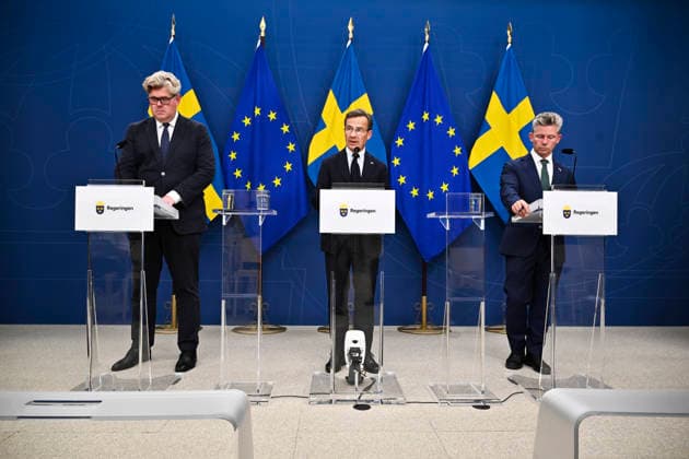 STOCKHOLM, SVERIGE 20260901 Justitieminister Gunnar Strömmer (M), statsminister Ulf Kristersson (M) och försvarsminister Pal Jonson (M) under en pressträff pa Rosenbad med anledning av det besked som Tysklands regering presenterat rörande hybridangreppet i Leipzig den 4:e augusti. STOCKHOLM SVERIGE x10430x *** STOCKHOLM, SWEDEN, September 1, 2026 Minister of Justice Gunnar Strömmer (M), Prime Minister Ulf Kristersson (M), and Minister of Defense Pal Jonson (M) during a press conference at Rosenbad following the announcement by the German government regarding the hybrid attack in Leipzig on August 4. STOCKHOLM, SWEDEN x10430x  Copyright: xChristinexOlsson TTx PRESSTRÄFF OM EUROPEISKA SÄKERHETSLÄGET 6Izv3G78_gU