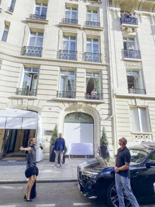 Céline Dion leaves the Royal Monceau surrounded by a crowd of fans and shares a lovely moment with them, dancing to one of her most iconic songs, Pour que tu m’aimes encore, in Paris, France, on September 1, 2026 Léa Vieillot Bestimage Canadian singer Celine Dion leaves the Royal Monceau surrounded by a crowd of fans and shares a lovely moment with them, dancing to one of her most iconic songs, Pour que tu m’aimes encore, in Paris, France, on September 1, 2026 Paris France Copyright: xLÃ axVieillot BestimagexLÃ axVieillot Bestimagex