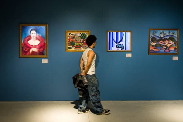 Arts, Tarsila do Amaral Ausstellung in Sao Paulo SaO PAULO, SP - 01.09.2026: EXPOSIcaO 140 ANOS DE TARSILA DO AMARAL SP - Exhibition celebrates 140 years of Tarsila do Amaral, this Tuesday (1) at NuBank Arte Lab, located on Avenida Paulista, in Sao Paulo. On display until October 31. In the photo, a person visiting the exhibition. x3008397x  VincentxBosson