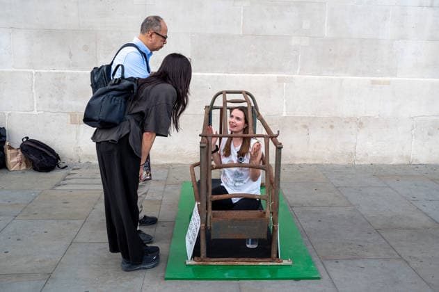 Animal Rights Activist Farrowing Crate Protest in London, UK - 01 Sep 2026 Animal Rising activist, Michelle Farnham sits inside a farrowing crate on the first day of her planned three-week protest in Trafalgar Square, London, as she talks to passers-by about the conditions experienced by mother pigs in intensive farming. An animal rights activist intends to spend three weeks living inside a farrowing crate placed in Trafalgar Square, London. Animal Rising supporter, Michelle Farnham will eat and sleep inside the cage, replicating the conditions and length of time, mother pigs can spend confined in farrowing crates in factory farms. The protest aims to highlight the reality of intensive pig farming and the conditions experienced by mother pi Copyright: xJamesxWilloughbyx xSOPAxImagesx JWILLOUGHBY_3234