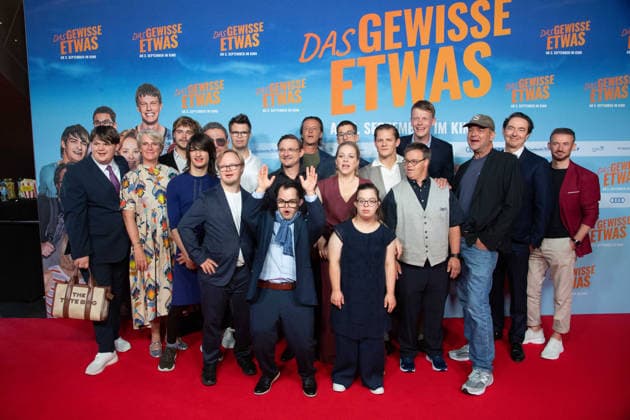 Die Schauspieler und Filmcrew, in loser Reihenfolge Max von der GROEBEN, Schauspieler Florian LUKAS, Schauspieler Jasmin SCHWIERS, Schauspielerin Lorenzo GERMENO, Schauspieler Frangiskos KAKOULAKIS, Schauspieler Antonia RIET, Schauspielerin Simon RUPP, Schauspieler Timon HEINZL, Schauspieler Linn BADE, Schauspielerin Jan BOBKE, Schauspieler Ferdinand KUNER, Schauspieler Luca DAVIDHAIMANN, Schauspieler Regisseur Marc ROTHEMUND Roter Teppich, Red Carpet Show, Ankunft, arrival, Filmpremiere DAS GEWISSE ETWAS am 01.09.2026 im Cinedom-Kino in Koeln, *** The actors and film crew, in no particular order: Max von der GROEBEN, actor Florian LUKAS, actor Jasmin SCHWIERS, actress Lorenzo GERMENO, actor Frangiskos KAKOULAKIS, actor Antonia