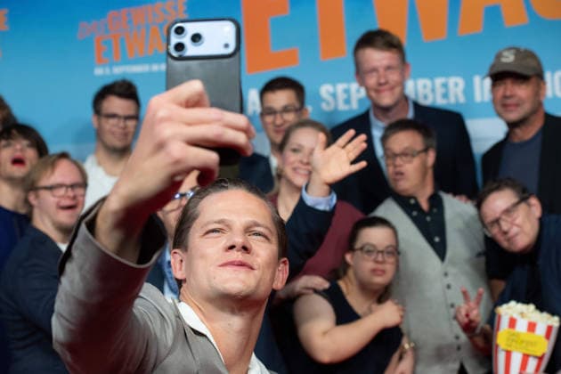 Max von der GROEBEN, Schauspieler macht ein Selfie mit seinen Schauspielkollegen im Hintergrund, Roter Teppich, Red Carpet Show, Ankunft, arrival, Filmpremiere DAS GEWISSE ETWAS am 01.09.2026 im Cinedom-Kino in Koeln, *** Max von der GROEBEN, actor, takes a selfie with his fellow actors in the background; red carpet; red carpet show; arrival; film premiere of *DAS GEWISSE ETWAS* on September 1, 2026, at the Cinedom cinema in Cologne,