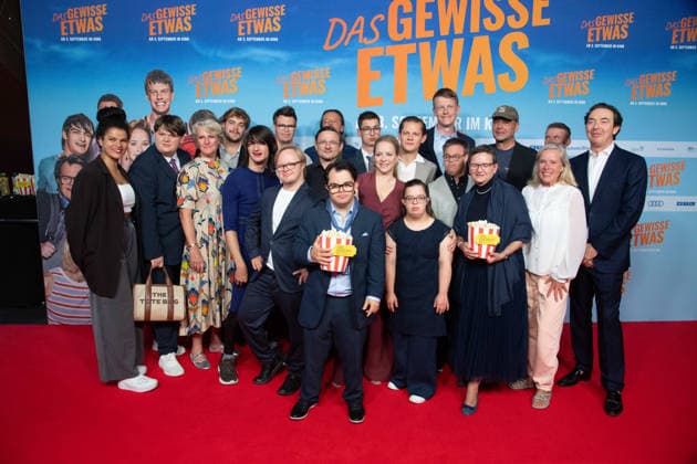 Die Schauspieler und Filmcrew, in loser Reihenfolge Max von der GROEBEN, Schauspieler Florian LUKAS, Schauspieler Jasmin SCHWIERS, Schauspielerin Lorenzo GERMENO, Schauspieler Frangiskos KAKOULAKIS, Schauspieler Antonia RIET, Schauspielerin Simon RUPP, Schauspieler Timon HEINZL, Schauspieler Linn BADE, Schauspielerin Jan BOBKE, Schauspieler Ferdinand KUNER, Schauspieler Luca DAVIDHAIMANN, Schauspieler Regisseur Marc ROTHEMUND Roter Teppich, Red Carpet Show, Ankunft, arrival, Filmpremiere DAS GEWISSE ETWAS am 01.09.2026 im Cinedom-Kino in Koeln, *** The actors and film crew, in no particular order: Max von der GROEBEN, actor Florian LUKAS, actor Jasmin SCHWIERS, actress Lorenzo GERMENO, actor Frangiskos KAKOULAKIS, actor Antonia