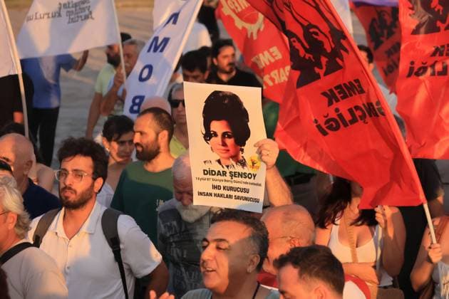 News Bilder des Tages #2 Peace march held in Izmir IZMIR, TURKEY, SEPTEMBER 1, 2026: Demonstrators march through Izmir during a peace rally organized by the Izmir Labor and Democracy Forces, a coalition of political parties and civil society groups. Participants carried banners calling for peace and protested what organizers described as human rights violations in Turkey. Demonstrators later threw red carnations into the Gulf of Izmir as a symbolic call for peace. Ä°zmir Türkiye Copyright: x xTurgayxKilicx xJNAxPressx