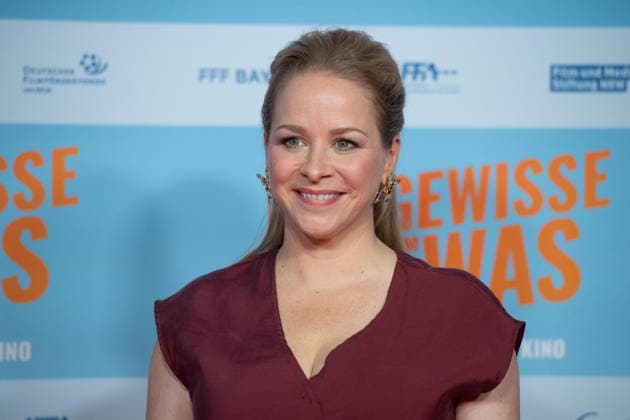 Jasmin SCHWIERS, Schauspielerin Portraet, Porträt, Portrait, Angeschnittenes Einzelbild, Einzelmotiv, Roter Teppich, Red Carpet Show, Ankunft, arrival, Filmpremiere DAS GEWISSE ETWAS am 01.09.2026 im Cinedom-Kino in Koeln, *** Jasmin SCHWIERS, Actress Portrait, Portrait, Cropped Single Image, Single Subject, Red Carpet, Red Carpet Show, Arrival, Film Premiere of *DAS GEWISSE ETWAS* on September 1, 2026, at the Cinedom Cinema in Cologne,