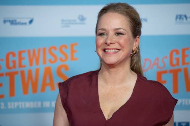 Jasmin SCHWIERS, Schauspielerin Portraet, Porträt, Portrait, Angeschnittenes Einzelbild, Einzelmotiv, Roter Teppich, Red Carpet Show, Ankunft, arrival, Filmpremiere DAS GEWISSE ETWAS am 01.09.2026 im Cinedom-Kino in Koeln, *** Jasmin SCHWIERS, Actress Portrait, Portrait, Cropped Single Image, Single Subject, Red Carpet, Red Carpet Show, Arrival, Movie Premiere of *DAS GEWISSE ETWAS* on September 1, 2026, at the Cinedom Cinema in Cologne,