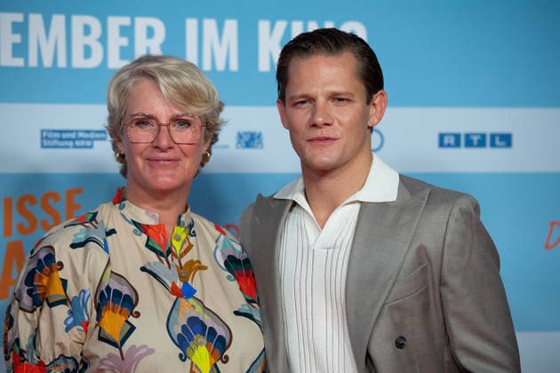 v.l. Viola JAEGER, Jäger, Produzentin, Max von der GROEBEN, Schauspieler Roter Teppich, Red Carpet Show, Ankunft, arrival, Filmpremiere DAS GEWISSE ETWAS am 01.09.2026 im Cinedom-Kino in Koeln, *** From left: Viola JAEGER, Jäger, producer; Max von der GROEBEN, actor; Red Carpet, Red Carpet Show, arrival, film premiere of *DAS GEWISSE ETWAS* on September 1, 2026, at the Cinedom cinema in Cologne,