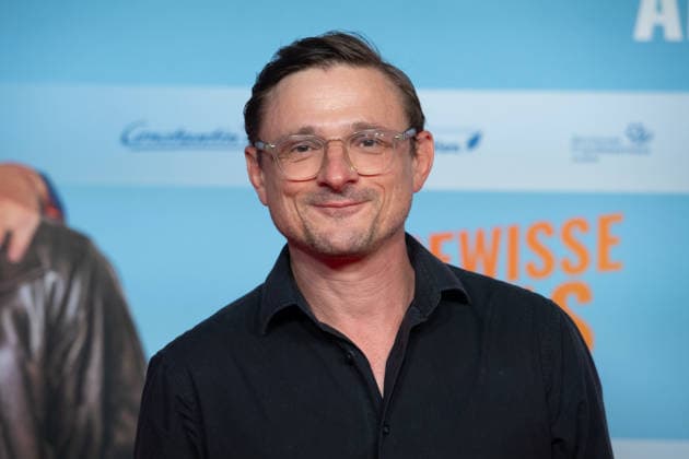 Florian LUKAS, Schauspieler, Portraet, Porträt, Portrait, Angeschnittenes Einzelbild, Einzelmotiv, Roter Teppich, Red Carpet Show, Ankunft, arrival, Filmpremiere DAS GEWISSE ETWAS am 01.09.2026 im Cinedom-Kino in Koeln, *** Florian LUKAS, actor, portrait, cropped single image, single subject, red carpet, Red Carpet Show, Arrival, Movie Premiere of *DAS GEWISSE ETWAS* on September 1, 2026, at the Cinedom Cinema in Cologne,