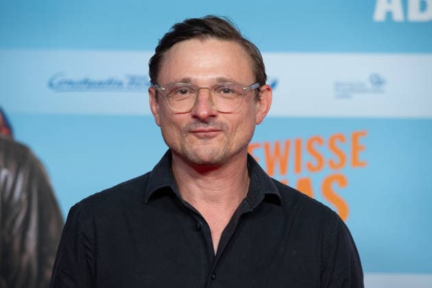 Florian LUKAS, Schauspieler, Portraet, Porträt, Portrait, Angeschnittenes Einzelbild, Einzelmotiv, Roter Teppich, Red Carpet Show, Ankunft, arrival, Filmpremiere DAS GEWISSE ETWAS am 01.09.2026 im Cinedom-Kino in Koeln, *** Florian LUKAS, actor, portrait, cropped single image, single shot, red carpet, Red Carpet Show, Arrival, Movie Premiere of *DAS GEWISSE ETWAS* on September 1, 2026, at the Cinedom Cinema in Cologne,