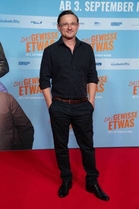 Florian LUKAS, Schauspieler, ganze Figur, Ganzkoerper, Einzelbild, angeschnittenes Einzelmotiv, Roter Teppich, Red Carpet Show, Ankunft, arrival, Filmpremiere DAS GEWISSE ETWAS am 01.09.2026 im Cinedom-Kino in Koeln, *** Florian LUKAS, actor, full-body shot, full-body, single frame, cropped close-up, red carpet, red carpet event, arrival, film premiere of *DAS GEWISSE ETWAS* on September 1, 2026, at the Cinedom cinema in Cologne,