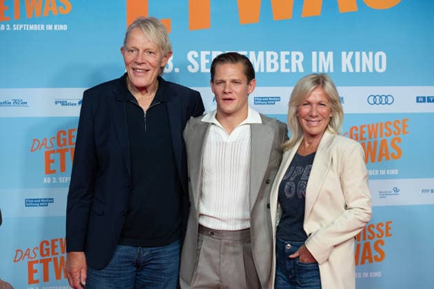 v.l. Alexander von der GROEBEN, ehem. Judoka, Max von der GROEBEN, Schauspieler und Ulrike von der GROEBEN, Moderatorin, Roter Teppich, Red Carpet Show, Ankunft, arrival, Filmpremiere DAS GEWISSE ETWAS am 01.09.2026 im Cinedom-Kino in Koeln, *** From left: Alexander von der GROEBEN, former judoka, Max von der GROEBEN, actor, and Ulrike von der GROEBEN, TV host, Red Carpet, Red Carpet Show, arrival, film premiere of *DAS GEWISSE ETWAS* on September 1, 2026, at the Cinedom cinema in Cologne,