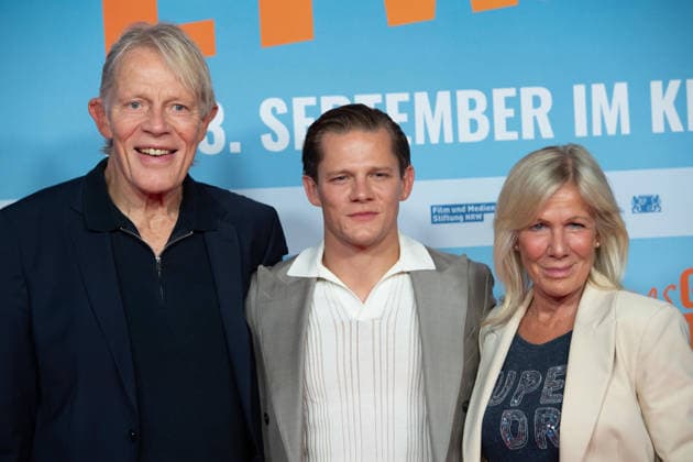 v.l. Alexander von der GROEBEN, ehem. Judoka, Max von der GROEBEN, Schauspieler und Ulrike von der GROEBEN, Moderatorin, Roter Teppich, Red Carpet Show, Ankunft, arrival, Filmpremiere DAS GEWISSE ETWAS am 01.09.2026 im Cinedom-Kino in Koeln, *** From left: Alexander von der GROEBEN, former judoka, Max von der GROEBEN, actor, and Ulrike von der GROEBEN, TV host, Red Carpet, Red Carpet Show, arrival, film premiere of *DAS GEWISSE ETWAS* on September 1, 2026, at the Cinedom cinema in Cologne,