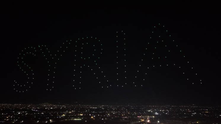 News Bilder des Tages #2 September 2, 2026, Damascus, Damascus, Syria: Damascus, Syria - August 31, 2026: Illuminated drones form the name of the new Syrian state in the night sky over the capital during a spectacular aerial display celebrating national symbols at the Damascus International Fair. Damascus Syria - ZUMAa260 20260902_zip_a260_001 Copyright: xMohammadxBashirxAldaherx