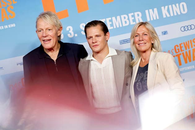 Schauspieler Max von der Groeben mit seinen Eltern, Sportjournalist Alexander von der Groeben und Moderatorin Ulrike von der Groeben, bei der NRW-Premiere von Das gewisse Etwas im Cinedom-Kino in Köln. Köln, 01.09.2026 NRW Deutschland *** Actor Max von der Groeben with his parents, sports journalist Alexander von der Groeben and TV host Ulrike von der Groeben, at the North Rhine-Westphalia premiere of *Das gewisse Etwas* at the Cinedom cinema in Cologne, Cologne, September 1, 2026, North Rhine-Westphalia, Germany Copyright: xChristophxHardtx
