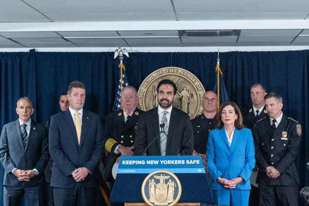 News Bilder des Tages #2 Governor Hochul and Mayor Mamdani Demand the Release of Federal Counterterrorism Funding Mayor Zohran Mamdani speaks to the media to demand the release of Federal counterterrorism funding for the state allocated by Congress at Governor s office in New York, NY on September 1, 2026. He joined Governor Kathy Hochul, Commissioner of the New York State Division of Homeland Security and Emergency Services Terence O Leary and law enforcement officials. New York New York United States Copyright: LevxRadin