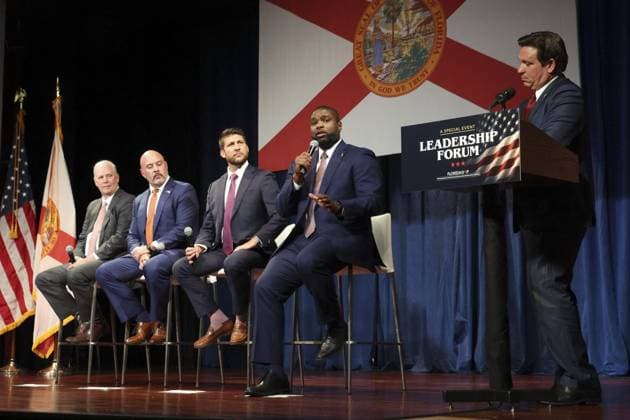 News Bilder des Tages #2 September 1, 2026, Tampa, Florida, USA: Florida Gov. Ron DeSantis, right, moderates a Republican leadership forum with, from left, Agriculture Commissioner Wilton Simpson, Chief Financial Officer Blaise Ingoglia, Attorney General James Uthmeier and Republican gubernatorial nominee Byron Donalds on Tuesday, Sept. 1, 2026, at TPepinÃ¢â‚¬â ¢s Hospitality Centre in Tampa. Tampa USA - ZUMAs70_ 20260901_zan_s70_048 Copyright: xDouglasxR.xCliffordx