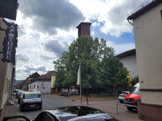 Ankunft zum feierlichen Requiem für Anastasia Fürstin zu Löwenstein-Wertheim-Rosenberg, geb. Prinzessin von Preußen, in der Kirche zur Heiligsten Dreifaltigkeit. Kleinheubach, 01.09.2026. Die am 16. August 2026 im Alter von 82 Jahren verstorbene Kaiser-Urenkelin wurde im Rahmen einer feierlichen, aber sehr abgeschirmten Zeremonie verabschiedet. Copyright: xAgenturxMatthiasxWehnertx xM.xGränzdörferx