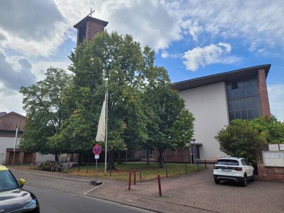 Ankunft zum feierlichen Requiem für Anastasia Fürstin zu Löwenstein-Wertheim-Rosenberg, geb. Prinzessin von Preußen, in der Kirche zur Heiligsten Dreifaltigkeit. Kleinheubach, 01.09.2026. Die am 16. August 2026 im Alter von 82 Jahren verstorbene Kaiser-Urenkelin wurde im Rahmen einer feierlichen, aber sehr abgeschirmten Zeremonie verabschiedet. Copyright: xAgenturxMatthiasxWehnertx xM.xGränzdörferx