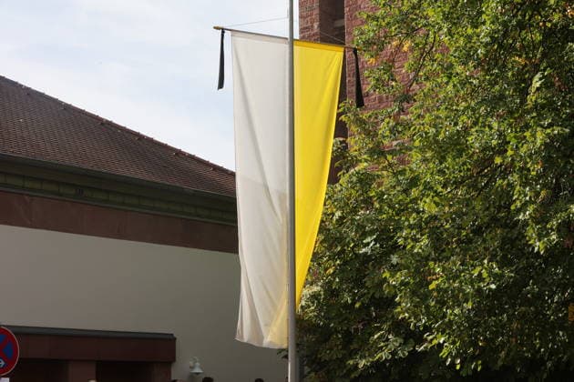 Ankunft zum feierlichen Requiem für Anastasia Fürstin zu Löwenstein-Wertheim-Rosenberg, geb. Prinzessin von Preußen, in der Kirche zur Heiligsten Dreifaltigkeit. Kleinheubach, 01.09.2026. Die am 16. August 2026 im Alter von 82 Jahren verstorbene Kaiser-Urenkelin wurde im Rahmen einer feierlichen, aber sehr abgeschirmten Zeremonie verabschiedet. Copyright: xAgenturxMatthiasxWehnertx xM.xGränzdörferx