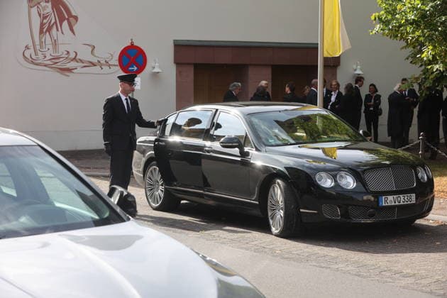 Gloria von Thurn und Taxis, geborene Gräfin von Schönburg-Glauchau bei der Ankunft zum feierlichen Requiem für Anastasia Fürstin zu Löwenstein-Wertheim-Rosenberg, geb. Prinzessin von Preußen, in der Kirche zur Heiligsten Dreifaltigkeit. Kleinheubach, 01.09.2026. Die am 16. August 2026 im Alter von 82 Jahren verstorbene Kaiser-Urenkelin wurde im Rahmen einer feierlichen, aber sehr abgeschirmten Zeremonie verabschiedet. Copyright: xAgenturxMatthiasxWehnertx xM.xGränzdörferx