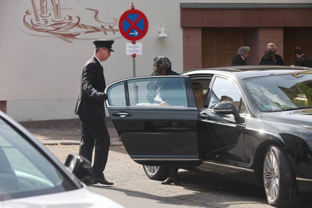 Gloria von Thurn und Taxis, geborene Gräfin von Schönburg-Glauchau bei der Ankunft zum feierlichen Requiem für Anastasia Fürstin zu Löwenstein-Wertheim-Rosenberg, geb. Prinzessin von Preußen, in der Kirche zur Heiligsten Dreifaltigkeit. Kleinheubach, 01.09.2026. Die am 16. August 2026 im Alter von 82 Jahren verstorbene Kaiser-Urenkelin wurde im Rahmen einer feierlichen, aber sehr abgeschirmten Zeremonie verabschiedet. Copyright: xAgenturxMatthiasxWehnertx xM.xGränzdörferx