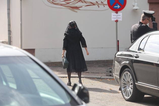 Gloria von Thurn und Taxis, geborene Gräfin von Schönburg-Glauchau bei der Ankunft zum feierlichen Requiem für Anastasia Fürstin zu Löwenstein-Wertheim-Rosenberg, geb. Prinzessin von Preußen, in der Kirche zur Heiligsten Dreifaltigkeit. Kleinheubach, 01.09.2026. Die am 16. August 2026 im Alter von 82 Jahren verstorbene Kaiser-Urenkelin wurde im Rahmen einer feierlichen, aber sehr abgeschirmten Zeremonie verabschiedet. Copyright: xAgenturxMatthiasxWehnertx xM.xGränzdörferx