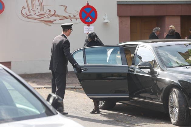 Gloria von Thurn und Taxis, geborene Gräfin von Schönburg-Glauchau bei der Ankunft zum feierlichen Requiem für Anastasia Fürstin zu Löwenstein-Wertheim-Rosenberg, geb. Prinzessin von Preußen, in der Kirche zur Heiligsten Dreifaltigkeit. Kleinheubach, 01.09.2026. Die am 16. August 2026 im Alter von 82 Jahren verstorbene Kaiser-Urenkelin wurde im Rahmen einer feierlichen, aber sehr abgeschirmten Zeremonie verabschiedet. Copyright: xAgenturxMatthiasxWehnertx xM.xGränzdörferx