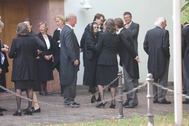 Gloria von Thurn und Taxis, geborene Gräfin von Schönburg-Glauchau und weitere Trauergäste bei der Ankunft zum feierlichen Requiem für Anastasia Fürstin zu Löwenstein-Wertheim-Rosenberg, geb. Prinzessin von Preußen, in der Kirche zur Heiligsten Dreifaltigkeit. Kleinheubach, 01.09.2026. Die am 16. August 2026 im Alter von 82 Jahren verstorbene Kaiser-Urenkelin wurde im Rahmen einer feierlichen, aber sehr abgeschirmten Zeremonie verabschiedet. Copyright: xAgenturxMatthiasxWehnertx xM.xGränzdörferx