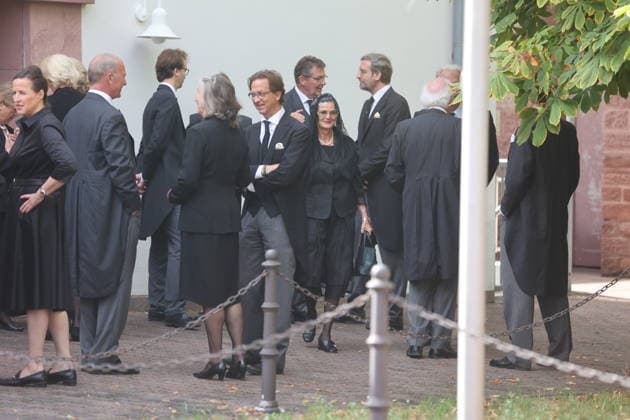 Gloria von Thurn und Taxis, geborene Gräfin von Schönburg-Glauchau und weitere Trauergäste bei der Ankunft zum feierlichen Requiem für Anastasia Fürstin zu Löwenstein-Wertheim-Rosenberg, geb. Prinzessin von Preußen, in der Kirche zur Heiligsten Dreifaltigkeit. Kleinheubach, 01.09.2026. Die am 16. August 2026 im Alter von 82 Jahren verstorbene Kaiser-Urenkelin wurde im Rahmen einer feierlichen, aber sehr abgeschirmten Zeremonie verabschiedet. Copyright: xAgenturxMatthiasxWehnertx xM.xGränzdörferx