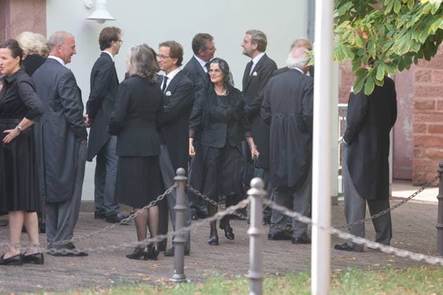 Gloria von Thurn und Taxis, geborene Gräfin von Schönburg-Glauchau und weitere Trauergäste bei der Ankunft zum feierlichen Requiem für Anastasia Fürstin zu Löwenstein-Wertheim-Rosenberg, geb. Prinzessin von Preußen, in der Kirche zur Heiligsten Dreifaltigkeit. Kleinheubach, 01.09.2026. Die am 16. August 2026 im Alter von 82 Jahren verstorbene Kaiser-Urenkelin wurde im Rahmen einer feierlichen, aber sehr abgeschirmten Zeremonie verabschiedet. Copyright: xAgenturxMatthiasxWehnertx xM.xGränzdörferx