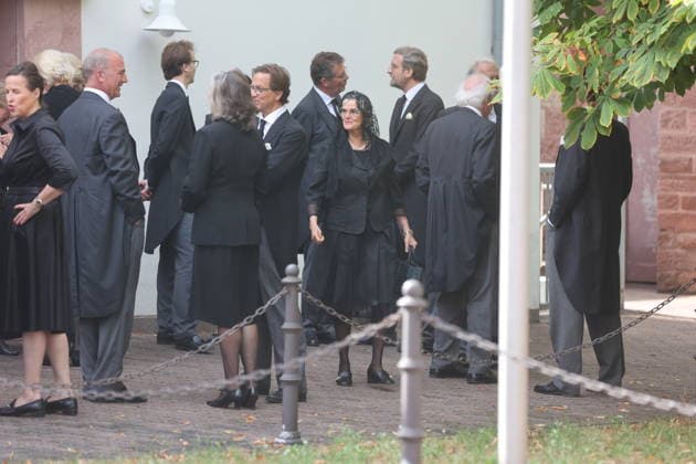 Gloria von Thurn und Taxis, geborene Gräfin von Schönburg-Glauchau und weitere Trauergäste bei der Ankunft zum feierlichen Requiem für Anastasia Fürstin zu Löwenstein-Wertheim-Rosenberg, geb. Prinzessin von Preußen, in der Kirche zur Heiligsten Dreifaltigkeit. Kleinheubach, 01.09.2026. Die am 16. August 2026 im Alter von 82 Jahren verstorbene Kaiser-Urenkelin wurde im Rahmen einer feierlichen, aber sehr abgeschirmten Zeremonie verabschiedet. Copyright: xAgenturxMatthiasxWehnertx xM.xGränzdörferx