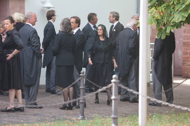 Gloria von Thurn und Taxis, geborene Gräfin von Schönburg-Glauchau und weitere Trauergäste bei der Ankunft zum feierlichen Requiem für Anastasia Fürstin zu Löwenstein-Wertheim-Rosenberg, geb. Prinzessin von Preußen, in der Kirche zur Heiligsten Dreifaltigkeit. Kleinheubach, 01.09.2026. Die am 16. August 2026 im Alter von 82 Jahren verstorbene Kaiser-Urenkelin wurde im Rahmen einer feierlichen, aber sehr abgeschirmten Zeremonie verabschiedet. Copyright: xAgenturxMatthiasxWehnertx xM.xGränzdörferx