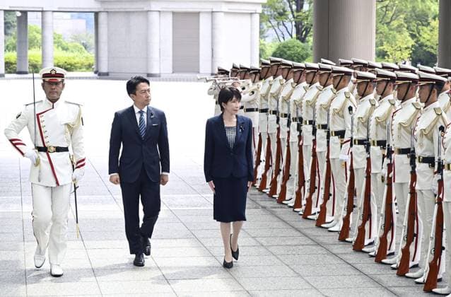 News Bilder des Tages #2 Japan PM Takaichi, defense minister Koizumi Japanese Prime Minister Sanae Takaichi (R) and Defense Minister Shinjiro Koizumi (C) receive a guard of honor at the Defense Ministry in Tokyo on Sept. 2, 2026, as they meet senior members of the Japan Self-Defense Forces during an annual meeting. (Pool photo)  A14AA0005626948P