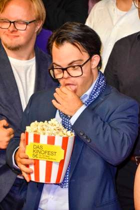 ABB GEWISSEETWAS- Frangiskos Kakoulakis Popkorn essen zu Gast auf dem roten Teppich bei der NRW Kino Film Premiere Das gewisse Etwas im Kino Cinedom am 01.SEPTEMBER 2026 in Koeln NRW Deutschland *** ABB GEWISSEETWAS Frangiskos Kakoulakis Eating Popcorn as a Guest on the Red Carpet at the NRW Kino Film Premiere of *Das gewisse Etwas* at the Cinedom Movie Theater on September 1, 2026, in Cologne, NRW, Germany