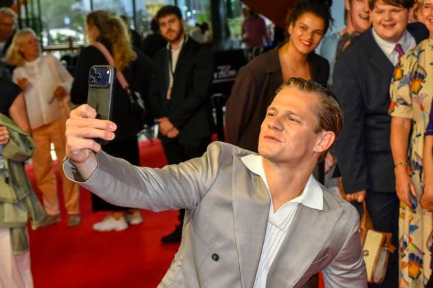 ABB GEWISSEETWAS- Max von der Groeben Handy Fotos zu Gast auf dem roten Teppich bei der NRW Kino Film Premiere Das gewisse Etwas im Kino Cinedom am 01.SEPTEMBER 2026 in Koeln NRW Deutschland *** ABB GEWISSEETWAS Max von der Groeben s cell phone photos: A guest on the red carpet at the NRW Kino film premiere of *Das gewisse Etwas* at the Cinedom movie theater on September 1, 2026, in Cologne, NRW, Germany