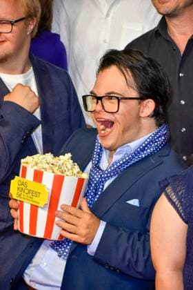 ABB GEWISSEETWAS- Frangiskos Kakoulakis Popkorn essen zu Gast auf dem roten Teppich bei der NRW Kino Film Premiere Das gewisse Etwas im Kino Cinedom am 01.SEPTEMBER 2026 in Koeln NRW Deutschland *** ABB GEWISSEETWAS Frangiskos Kakoulakis eating popcorn as a guest on the red carpet at the NRW Kino film premiere of *Das gewisse Etwas* at the Cinedom cinema on September 1, 2026, in Cologne, NRW, Germany