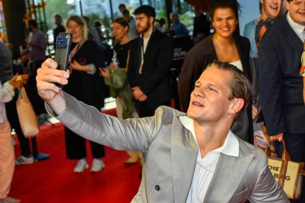 ABB GEWISSEETWAS- Max von der Groeben Handy Fotos zu Gast auf dem roten Teppich bei der NRW Kino Film Premiere Das gewisse Etwas im Kino Cinedom am 01.SEPTEMBER 2026 in Koeln NRW Deutschland *** ABB Das gewisse Etwas Max von der Groeben: Cellphone photos of him as a guest on the red carpet at the NRW Kino film premiere of Das gewisse Etwas at the Cinedom movie theater on September 1, 2026, in Cologne, NRW, Germany