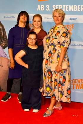 ABB GEWISSEETWAS- Jasmin Schwiers, Antonia Riet , Linn Bade, Viola Jaeger, zu Gast auf dem roten Teppich bei der NRW Kino Film Premiere Das gewisse Etwas im Kino Cinedom am 01.SEPTEMBER 2026 in Koeln NRW Deutschland *** ABB GEWISSEETWAS: Jasmin Schwiers, Antonia Riet, Linn Bade, and Viola Jaeger made a guest appearance on the red carpet at the NRW Kino film premiere of *Das gewisse Etwas* at the Cinedom movie theater on September 1, 2026, in Cologne, North Rhine-Westphalia, Germany