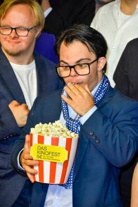 ABB GEWISSEETWAS- Frangiskos Kakoulakis Popkorn essen zu Gast auf dem roten Teppich bei der NRW Kino Film Premiere Das gewisse Etwas im Kino Cinedom am 01.SEPTEMBER 2026 in Koeln NRW Deutschland
