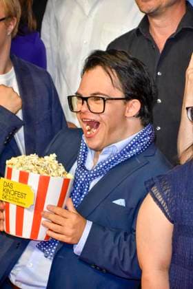 Entertainment Bilder des Tages #2 ABB GEWISSEETWAS- Frangiskos Kakoulakis Popkorn essen zu Gast auf dem roten Teppich bei der NRW Kino Film Premiere Das gewisse Etwas im Kino Cinedom am 01.SEPTEMBER 2026 in Koeln NRW Deutschland *** ABB GEWISSEETWAS Frangiskos Kakoulakis Eating Popcorn as a Guest on the Red Carpet at the NRW Kino Film Premiere of *Das gewisse Etwas* at the Cinedom Cinema on September 1, 2026, in Cologne, NRW, Germany