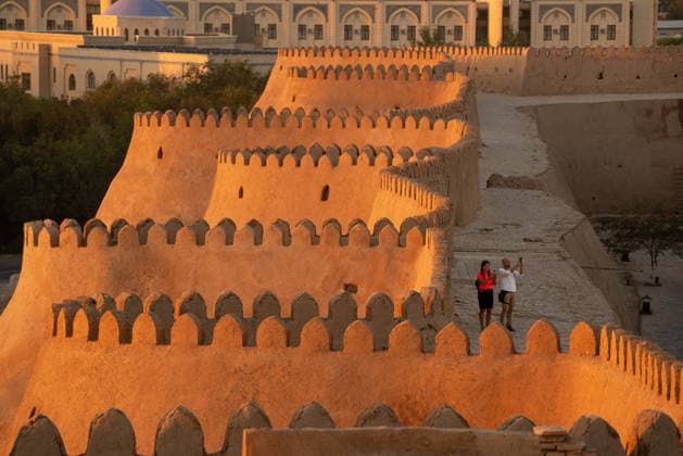 News Bilder des Tages Restoration work underway on walls surrounding Itchan Kala in Uzbekistan KHIVA, UZBEKISTAN - SEPTEMBER 2: Restoration work is underway on the walls surrounding Itchan Kala, a UNESCO World Heritage Site in the historic city of Khiva, Uzbekistan on September 2, 2026. Teams repair weathered and damaged sections of the walls while taking traditional architectural techniques and materials into consideration to preserve the site s original architectural character. The restoration work aims to strengthen the walls and maintain their historic appearance. Aysegul Kurt Anadolu Khiva Uzbekistan. Editorial use only. Please get in touch for any other usage.  Copyright: x2026xAnadoluxAysegulxKurtx