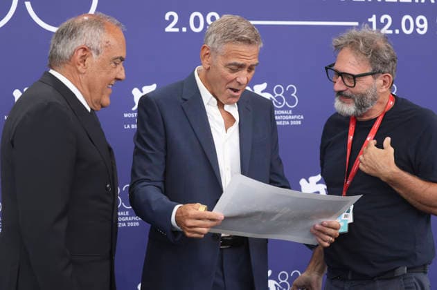 Alberto Barbera, George Clooney und Alfonso Catalano beim Photocall anlässlich der Verleihung des Goldenen Löwen für das Lebenswerk auf der Biennale di Venezia 2026 83. Internationale Filmfestspiele von Venedig im Palazzo del Casino. Venedig, 02.09.2026