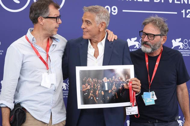 Andrea Avezzu, George Clooney und Alfonso Catalano beim Photocall anlässlich der Verleihung des Goldenen Löwen für das Lebenswerk auf der Biennale di Venezia 2026 83. Internationale Filmfestspiele von Venedig im Palazzo del Casino. Venedig, 02.09.2026