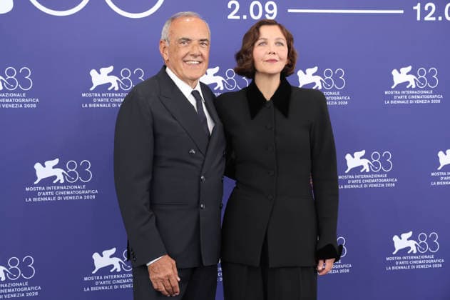 Alberto Barbera und Maggie Gyllenhaal beim Photocall mit der internationalen Jury auf der Biennale di Venezia 2026 83. Internationale Filmfestspiele von Venedig im Palazzo del Casino. Venedig, 02.09.2026