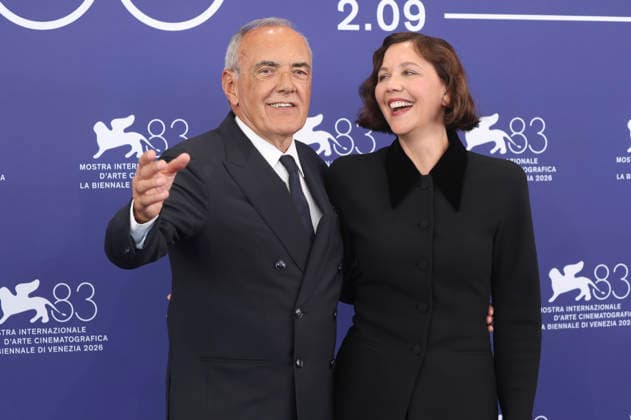 Alberto Barbera und Maggie Gyllenhaal beim Photocall mit der internationalen Jury auf der Biennale di Venezia 2026 83. Internationale Filmfestspiele von Venedig im Palazzo del Casino. Venedig, 02.09.2026