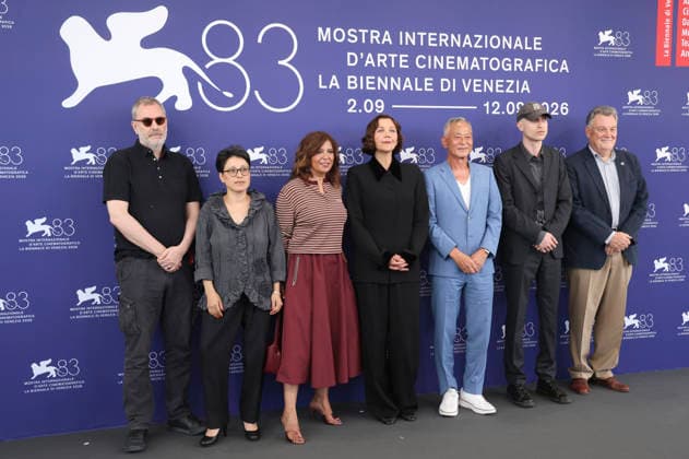 Xavier Giannoli, Shahrbanoo Sadat, Kaouther Ben Hania, Maggie Gyllenhaal, Johnny To, Daniel Blumberg und Francesco Casetti beim Photocall mit der internationalen Jury auf der Biennale di Venezia 2026 83. Internationale Filmfestspiele von Venedig im Palazzo del Casino. Venedig, 02.09.2026
