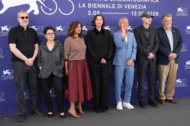 Xavier Giannoli, Shahrbanoo Sadat, Kaouther Ben Hania, Maggie Gyllenhaal, Johnny To, Daniel Blumberg und Francesco Casetti beim Photocall mit der internationalen Jury auf der Biennale di Venezia 2026 83. Internationale Filmfestspiele von Venedig im Palazzo del Casino. Venedig, 02.09.2026