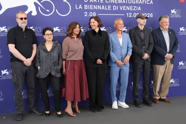 Xavier Giannoli, Shahrbanoo Sadat, Kaouther Ben Hania, Maggie Gyllenhaal, Johnny To, Daniel Blumberg und Francesco Casetti beim Photocall mit der internationalen Jury auf der Biennale di Venezia 2026 83. Internationale Filmfestspiele von Venedig im Palazzo del Casino. Venedig, 02.09.2026