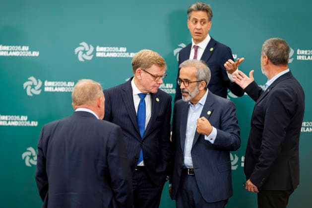 Johann Wadephul (CDU), Bundesaussenminister, nimmt am Gymnich-Treffen der Aussenminister der EU teil. Hier beim gemeinsamen Familienfoto. Hier im Gespraech mit dem Aussenminister von Portugal, Paulo Rangel. Im Hintergrund der Aussenminister von Grossbritannien, Ed Miliband. Wicklow, 02.09.2026. Fotografiert im Auftrag des Auswaertigen Amtes Wicklow Irland Copyright: xThomasxImox
